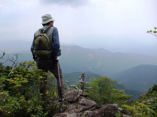 　ホンシャクナゲの花に会いに、四国の白髪山へ出かけました。白髪山は、前々から登りたいと思っていた山です。<br />　四国の最高峰の石鎚山と、二番目の剣山を結んだ線上の、ちょうど中間点に聳える展望抜群の白髪山には、天然ヒノキの巨木の美林と、ヒノキの数千本といわれる白骨林があり、天狗岩などの白い露岩と、折々に咲く桜やツツジやシャクナゲなどの花もあります。眺望も抜群で、足下には町や吉野川の流れ、遠くには四国山脈の山々が手に取るように見えます。最高に気持ちよかったです。<br />