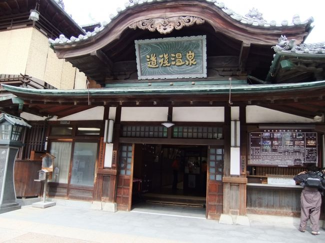 2010年6月5日〜7日に四国に行きました。<br />道後温泉に行くのと、香川県でうどんを食べるのが目的です。<br />朝はそんなに早い便ではなかったので、羽田空港まで電車で行きました。<br />松山空港へは、午前中11時過ぎにつきました。空港の近くにレンタカー屋があり、まずは昼飯。<br />しかし松山の名物ってなんだ。目の前に牛丼屋が、空腹には耐えられずすき家に突撃です。<br />あれ、東京のと味が違う。薄口?どうやらご当地に合わせて味を変えているみたいなんです。<br />食事後、松山城に行きました。山頂にあり眺望も抜群、往復はロープウェイを利用しました。<br />お城の中には時間の都合上入りませんでした。<br />次は、道後温泉本館に行きました。日帰り温泉客用の神の湯コース2階800円(子供400円)でした。<br />しっかり深いお湯(子供の高さではギリギリ)に浸かり、ついつい長居をして、涼みを兼ねて1時間位居ました。お風呂は2回入りました。さて道後温泉を出たのが3時過ぎ、今夜の宿は今治西です。しっかり山越えで帰宅渋滞にはまり、ホテルへ着いたのは18時ちょっと前、電話をして渋滞していて遅れる旨を伝えておきました。<br />宿は、1万円以下なので、それなりでした。お客も4組位と空いていました。<br />次の日の朝は、朝食後、直ぐにチェックアウトし、金比羅さまに向かいました。この時は、休日1,000乗り放題で高速が乗れましたので、今治湯ノ浦から善通寺まで、通常2,500円の料金が1,000円でした。<br />そこから町中を走り、金比羅さまの近くの駅の駐車場が1番安いとの事でそこに車を止めました。早速、登山と思いきや、786段の階段のうち、途中までタクシーで行けるとの事、早速にタクシーを利用させて頂きました。365段はおかげでパス。1,500円近くかかりましたが、楽できました。さてここから登山、子供は直ぐに疲れたと言って歩けなくなったので、子供を背負っての登山です。残り400段あまりですが、疲労困憊状態で本宮に到着しました。本宮で幸せの黄色いお守りを家族3つ分購入し、さて下山、下りは、行きと比べると子供も歩いてくれたので大分楽でした。途中でタクシーも拾わず、下まで降りました(ジュース2本×3必要)。往復2時間位でした。午前中だったので空いていた方だと思います。個人的には暑くなる前に上れて良かったです。さて、11時過ぎに駐車場に戻りましたので、香川県でも有名なうどんやさんを目指そうということで、近くにあるおがたや(小縣家)さんに行きました。<br />店内は広く、当時は200円位でうどんが食べられましたが、5人前位の家族うどん1,000円位に挑戦しました。<br />大根が丸々1本添え物で、桶に一杯うどんが入っていて、醤油とネギ、薬味は取り放題で、満腹になりました。<br />大根も半分以上残しちゃいました。<br />その後、時間が中途半端になったので、日照りで有名なまんのう池に行ってみました。<br />宿は塩江温泉にあるNPO法人のセカンドハウスさんで宿泊しました。15時頃だったので、近くの公園で遊んだりして、ゆっくりとお湯に浸かり、食事をして、寝ました。<br />さて、最終日、お昼前の飛行機だったのですが、高松空港までは、宿から30分との事、NPO法人の施設で遊ばせて貰いました。子供はヤギ等の動物とふれあってご機嫌でした。<br />せっかくなので、うどんをもう一杯食べようとの事で空港近くのかわたうどんさんに行きました。<br />開店同時に入って、四国最後のうどんを満喫しました。<br />その後は、ガソリンを入れ、レンタカーを返して、空港へ向かい、昼頃の飛行機で羽田に着き、15時頃には帰宅しました。