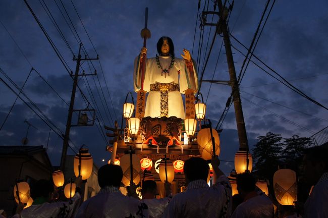 佐原の祭りは、秋と夏。今回は、秋の大祭を訪ねました。１０月の第２金・土・日曜日に行われるのですが、お昼の山車に合わせた手踊りの軽快な賑やかさと日が暮れてからのちょっと物悲しいような厳粛な雰囲気。二つの顔はまったく違っていて、一日たっぷり楽しめました。<br />ちなみに、この秋の大祭は、諏訪神社の祭り。諏訪神社は、伊予国の藤原純友の乱に功績のあった大神惟季が領内の守護となった際に、信濃国の諏訪大社を勧請したものです。<br />なお、夏祭りは八坂神社。二つの神社は小野川を挟んでいて、氏子も違うのだということでした。<br />