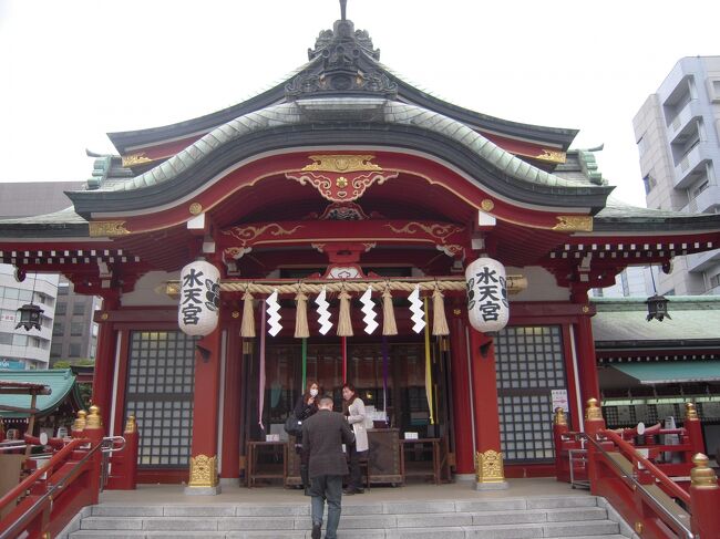 東京メトロ半蔵門線「水天宮前駅」より徒歩約１０分にある水天宮（すいてんぐう、東京都中央区日本橋）は東京で最も有名な安産祈願の神社です。<br /><br /><br />当神社の由緒については下記の通り紹介されています。<br /><br />『水天宮（すいてんぐう）は文政元年（１８１８）港区赤羽根にあった有馬藩邸に当時の藩主有馬頼徳（ありま・よりのり）公が領地（福岡県久留米市）の水天宮の御分霊を神主に命じて藩邸に御分社を祀らせたのが創めです。<br />久留米の水天宮は今からおよそ７００年程前に創建されたと伝えられております。<br />かの壇ノ浦の戦いで敗れた平家の女官の一人が源氏の目を逃れ久留米付近に落ちのび、一門とともに入水された安徳天皇、建礼門院、二位の尼の御霊をささやかな祠をたててお祀りしたのが創めです。<br />江戸時代の水天宮は藩邸内にあった為、庶民は普段参拝できず、門外より賽銭を投げ参拝をしたといいます。<br />ただし毎月５日の縁日に限り、殿様の特別の計らいにより藩邸が開放され参拝を許されました。<br />その当時ご参拝の妊婦の方が鈴乃緒（すずのお・鈴を鳴らす晒しの鈴紐）のお下がりを頂いて腹帯として安産を祈願したところひじょうに安産であった事から、人づてにこの御利益が広まりました。<br />その当時の水天宮の賑わいを表す流行言葉に「なさけありまの水天宮」という洒落言葉があったくらいです。<br />明治維新により藩邸が接収され、有馬邸が青山に移ると共に青山へ、更に明治５年１１月１日現在の蛎殻（かきがら）町に御鎮座しました。<br />関東大震災では神社も被災しましたが、御神体は隅田川に架かる「新大橋」に避難し難を逃れました。<br />その後御復興も相成り、昭和５年流れ造りの社殿が完成、時移り昭和４２年現在の権現造りの社殿となりました。』<br />（御由緒　説明）<br /><br />壇ノ浦合戦で建礼門院に仕えていた官女、按察使局（あぜちのつぼね）伊勢（いせ）も共に入水しようとしますが、二位の尼に「生きて平家一門の霊を慰めよ」との命により生きて九州に逃れます。<br />伊勢はやがて剃髪して平家一門の霊を祀る日々を送る一方、周辺の人々に請われるまま加持祈祷を行い、慕われた結果尼御前と称され、尼御前神社が造られるに至ります。<br />その後、久留米藩主有馬忠頼（ありま・ただより）により久留米市内に敷地が寄進され社殿が造られここに水天宮の本宮ができた経緯があります。<br />安産祈願、子授けで親しまれている東京水天宮は地下鉄半蔵門線、水天宮前下車、水天宮前交差点すぐにあります。<br /><br /><br />