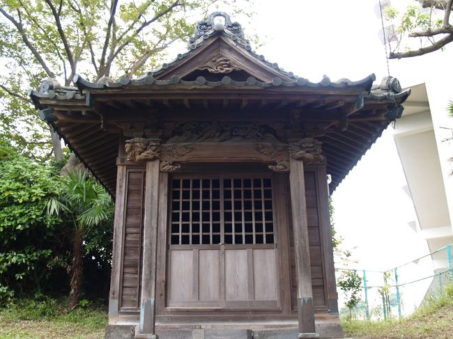 神奈川県横須賀市東浦賀1に鎮座する津守稲荷神社は文政9年(1826年)に創建された。津守の津は港を意味し、船守稲荷神社と対をなす稲荷社であろう。<br /> 八雲神社の標識がある小路に入ると直ぐ左に石段が見える。八雲神社はお寺に見えるからこちらが八雲神社かと思って上った。社殿名は見付らなかったが、これは津守稲荷神社である。津村稲荷神社とか船守稲荷神社と間違ってしまうようなWebがある。特に、横須賀市のWeb(http://www.city.yokosuka.kanagawa.jp/2490/uraga_walk/higasi6.html)では船守稲荷神社と錯綜している。<br />(表紙写真は津守稲荷神社社殿)