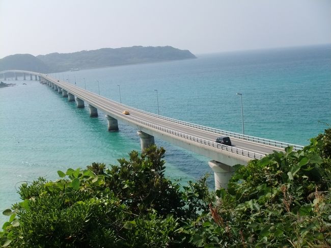 「角島大橋」に行こうよ！！<br /><br />角島にあこがれて　九州から<br />やっとやってきました (*^^*)<br /><br />山口県下関<br />以前から角島のエメラルドグリーンの海が観たくって〜<br />行きたくって　いきたくって！！！<br /><br /><br />出発するときは　小雨がチラついていましたが・・・<br />梅雨のあいまの晴天に恵まれ　絶景に感動しました。<br /><br /><br />