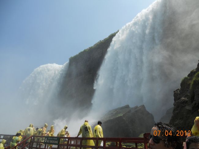 前回ナイアガラの滝を訪れた時(2002年)は、アメリカのバッファローからカナダに入国してナイアガラ観光を楽しみましたが、今回の旅行はカナダに直接入国しました。　<br /><br />ナイアガラの滝の観光をしたこの日、アメリカ側にも渡ってみました。　カナダ側の旅行記、<br />http://4travel.jp/traveler/juniper_breeze/album/10686487/<br />からの続きです。<br /><br />