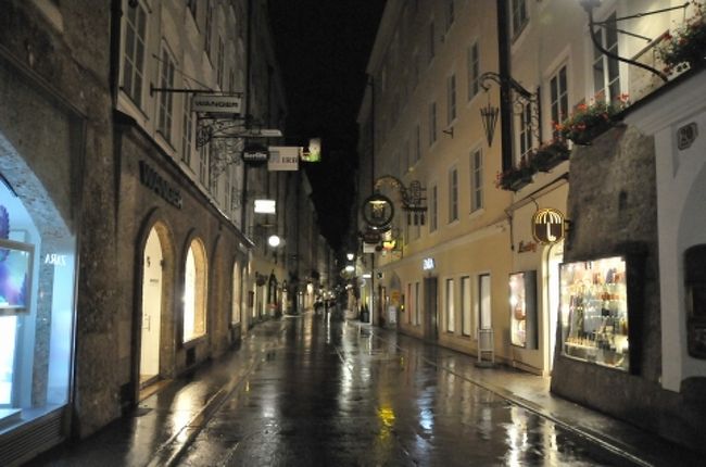 2011年オーストリア旅行記　その16　夜のザルツブルク旧市街を歩き、城塞コンサートへ