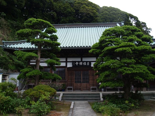 　神奈川県横須賀市西浦賀2にある東福寺は曹洞宗のお寺で延命山東福寺という。徳川家康が江戸に入城した折、三浦半島の代官となった長谷川長綱により曹洞宗に改宗したとされるが、創建は不詳である。三浦三十八地蔵尊霊場33番札所、三浦三十三ヶ所霊場13番札所でもある。<br />　徳川幕府より御朱印地２石を賜り、歴代の浦賀奉行が赴任時にまず参拝したという格式の高い寺院である。本堂の外壁には鶴・亀・虎・飛天などの鏝絵（こてえ）があるが、昭和7年（1932年）に岩田辰之助が描いたものだという。本堂の建立年を示すものであろう。伊豆の松崎町には長八美術館などで鏝絵が見られるが、江戸時代中期から徐々に盛んになったとされる。奉行所が下田から浦賀に移ったのは享保5年（1720年）であるが、鏝絵はそのときに持ち込まれたものではなく、稲荷信仰と同じく、江戸から普及してきたものであろう。<br />　本堂には江戸時代中期を代表する画家・酒井抱一が描いた大きな「亀」の絵馬がある。<br />　観音堂（大悲閣）の向かいに一部がまなこ壁の神社風の建物があるが鳥居はない。何のお堂なのだろうか？<br />（表紙写真は東福寺本堂）