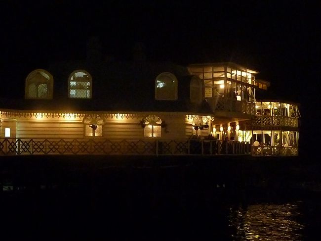 ホテルの窓から見える街の明かり以外はすっかり闇に包まれた頃、最後の晩餐会場の老舗シーフードレストラン、「ロサ・ナウティカ」に。<br /><br />海に突き出たレストラン「ロサ・ナウティカ」は愛称”海の薔薇”。<br /><br />しかし闇に包まれ、窓の煌々とした明かりだけが海に浮かぶ姿は正に豪華客船。<br /><br />星のような光の瞬く、レストランへの桟橋のプロムナードもなかなか素敵だ。<br /><br />その桟橋には洒落たお土産屋も並び、つい足が留る。<br /><br />ペルーに来て何回目かのピスコサワーでの乾杯だが、今夜は最後の乾杯。<br /><br />美しい夜景だけを印象に残してホヘル・ぺジャス空港へ。<br />