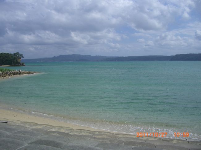 沖縄家族旅行の２日目です。沢山あるので、前半の、昼の部を掲載します。<br /><br />朝早めに、ホテルの洋食バイキング朝食をとりました。<br />そのあと、そのまま海におりて、裸足になって砂浜を歩きました。<br />透きとおる海に沖縄を実感です。<br /><br />今日は、大事な中日です。廻れるだけ廻ろうと、意気揚々と、ホテルを出発しました。走りながら、ただ、海に感動です。<br /><br />海と、空と、島と、水族館と、蝶々と、楽しみました。