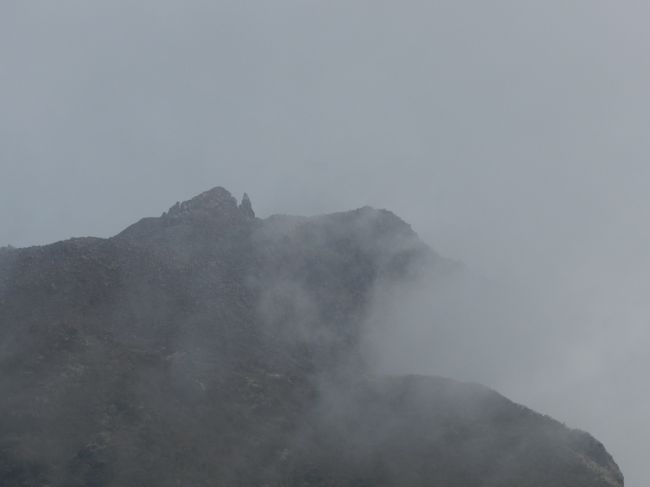 過去二度雲仙に訪れた時、いずれも天気が悪く行っても何も見えないだろうと諦めた「仁田峠」。<br />過去二度はいずれも普賢岳が噴火する前で、今回こそ是非訪れて「平成新山」も見たいなあと思っていました。<br /><br />「雲仙観光ホテル」をチェックアウトした時は晴れていたので、「今日こそ行けそう！」ということでＹさんご夫妻と共に「仁田峠」に向かいました。<br /><br />『2012早春の長崎県旅行』ダイジェスト版はこちら→http://4travel.jp/traveler/joecool/album/10653619/