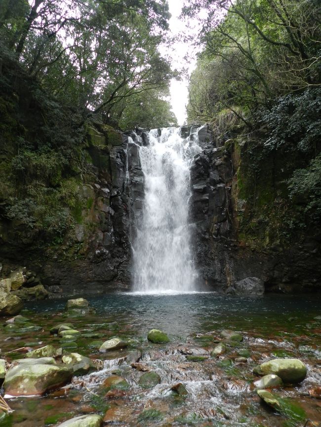 雲仙地区から島原方面に向かいます。<br />その途中、南島原市にある２ヶ所の滝『鮎帰りの滝』＆『戸の隅の滝』に立ち寄ってみました。<br />どちらも落差こそ大きくありませんが、流れる水が澄んでいて素敵な滝風景を見せてくれました。<br /><br />『2012早春の長崎県旅行』ダイジェスト版はこちら→http://4travel.jp/traveler/joecool/album/10653619/ 