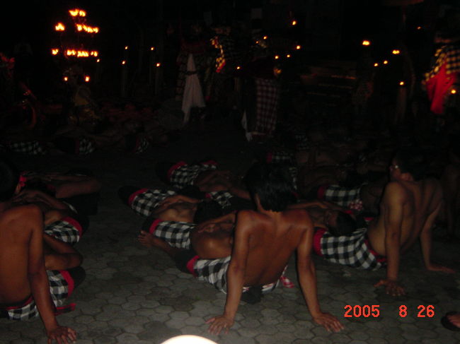 2005年8月にバリ島を訪れました。ウブドで行われたケチャダンスの様子です。