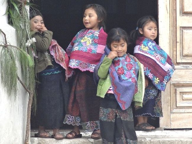 　私が今回旅行した中で、最も印象に残っているのが、メキシコ・シナカンタン村の民族服。優美でスタイリッシュ、とても日本人好みの民族衣装です。それがどのようなものなのか、村で開かれた定期市を通して紹介していきます。<br /><br /><br />**情報は2012年6月のもの。1ペソ=6円で計算。<br /><br />==中米放浪記==<br />[1]中米の楽しみ方<br />http://4travel.jp/traveler/sekai_koryaku/album/10688306/<br />[2]メキシコ・シティ - 遺跡見学とピープル・ウォッチ<br />http://4travel.jp/traveler/sekai_koryaku/album/10686493/<br />[3]トラコルーラ - エプロンの似合う田舎の定期市<br />http://4travel.jp/traveler/sekai_koryaku/album/10687397/<br />[4]サンファン・チャムラ - 神秘のドアを開け<br />http://4travel.jp/traveler/sekai_koryaku/album/10689039/<br />[5]シナカンタン - 日曜朝に咲く教会脇の小さなスミレ畑 &lt;==<br />http://4travel.jp/traveler/sekai_koryaku/album/10687675/<br />[6]パレンケ vs ティカル　どっちの遺跡対決<br />http://4travel.jp/traveler/sekai_koryaku/album/10687162/<br />[7]チチカステナンゴ - キラリと光る市場の脇役たち<br />http://4travel.jp/traveler/sekai_koryaku/album/10687114/<br />[8]サンフランシスコ・エル・アルト - キング・オブ・定期市<br />http://4travel.jp/traveler/sekai_koryaku/album/10687872/<br />[9]スニル/トトニカパン - 野菜と温泉の時間<br />http://4travel.jp/traveler/sekai_koryaku/album/10687621/<br />[10]ソロラ/サンティアゴ・アティトラン - 男の普段着対決<br />http://4travel.jp/traveler/sekai_koryaku/album/10687955/<br />[11]サンペドロ・ラ・ラグーナ - 山男、雨季に泣く<br />http://4travel.jp/traveler/sekai_koryaku/album/10687447/<br />[12]アンティグア - 元祖・沈没地の微妙な味わい<br />http://4travel.jp/traveler/sekai_koryaku/album/10687243/<br />[13]サンファン・アティタン - パープルタウンにタイムトリップ<br />http://4travel.jp/traveler/sekai_koryaku/album/10688519/<br />[14]トドス・サントス・クチュマタン - 秘境で生き残るアメカジ・ストリート<br />http://4travel.jp/traveler/sekai_koryaku/album/10686652/<br />[15]カンクン - 雨季でも楽しめるリゾートタウン <br />http://4travel.jp/traveler/sekai_koryaku/album/10688720/<br /><br />==中米放浪記・番外編==<br />[1]アレナ・メヒコ - ルチャリブレ観戦記<br />http://4travel.jp/traveler/sekai_koryaku/album/10686736/<br />[2]グアテマラ チキンバス入門<br />http://4travel.jp/traveler/sekai_koryaku/album/10689725/