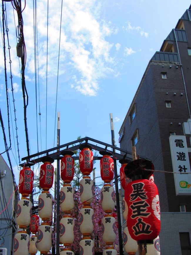 京都人ですが、祇園祭に行ってきました。<br />13日、14日と祇園祭へ、15日は用事で河原町へ行きましたが、殺人的な暑さと人の多さでした。<br />こらかなわんなぁ〜。
