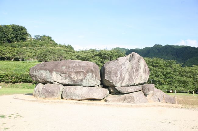 ＋アルファで休めない今の状況では３日の休みでは海外もちょっともったいないしと以前から興味のあった奈良の中部にあたる日本文化の発祥の地、飛鳥を歩いてみました。<br />興味があったのはまず、酒船石遺跡ですが同じものがカンボジアの真臘時代にもあったということで一度は見たかった。石舞台古墳は古墳の中は自然石の巨石を組んだ石室が収められているのにどうして剥き出しなのか？<br />ということで関心があり一度は見ておきたかったんですね。