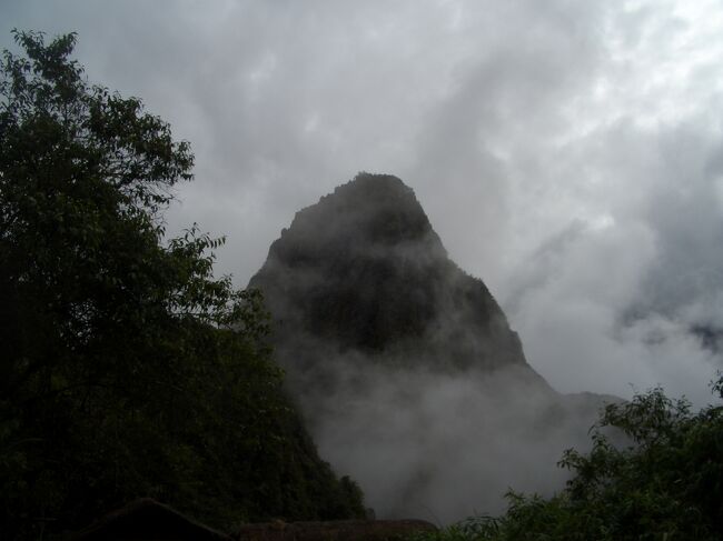 今日はワイナピチュに登ります。<br />しかし、朝からあいにくの空模様で雨が降っていました。<br />旅行記では、<br />１ソル＝３０円<br />１レアル＝４０円　で換算してます。