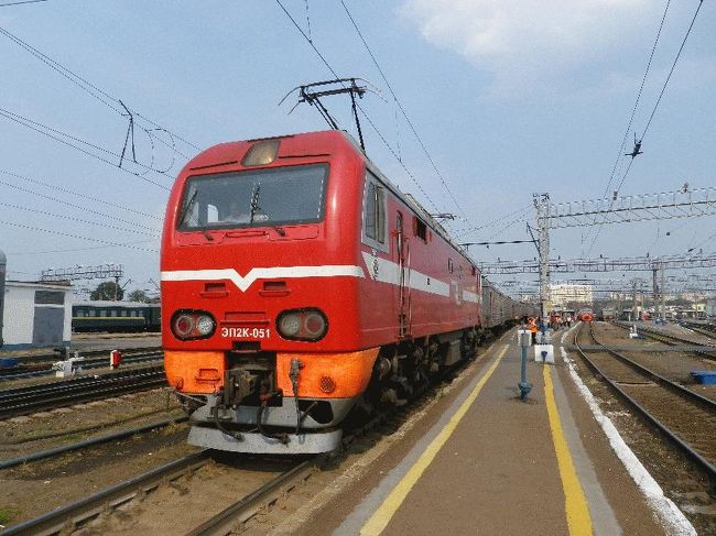 ■はじめに<br />　「シベリア鉄道」――たとい鉄道や旅行に疎い人であっても、今回のこのテーマに関しては殊更な説明は必要ないであろう。モスクワからウラジオストクに至る約9,300キロの鉄路は大陸横断鉄道の中でもその長さで最長を誇り、その区間を走行するロシア号は最長の「国内鉄道路線」として今もその名を誇っている（ちなみに、国際列車ではウラジオストクからキエフに行く列車などの方が走行距離は長い）。<br />　今回は、ロシア号に乗ってシベリア鉄道を横断することにした。観光要素の強いイルクーツクを通過することには躊躇いも覚えたが、乗るからには通しで乗りたいということと、途中下車しなくても前後合わせて10日間の旅程となる（さすがにそれ以上は休みが取り難い）ため、1本の列車で乗り通すことにした。イルクーツク周辺は、そのうちまた観光で来ればいいだろう。<br />　逆に通しで乗ることの最大の難点は、清潔に関する問題である。シベリア鉄道には原則的にシャワー等がないため（乗務員用の設備があり、それを幾許かの金銭で使用させてもらったという旅行記はある）、1週間も風呂なしで生活しなければならないのである。仕様がないため、体はウェットタオルで拭き、洗髪はトイレの洗面所で済ますことにした（男ならではの対処法であろう）。<br /><br />【旅程】<br />1日目：成田→ウラジオストク（S7航空）[ウラジオストク泊]<br />2日目：ウラジオストク近郊列車乗車（ウゴリナヤまで）、夜にロシア号乗車 [車中泊①]<br />3日目：ロシア号（ハバロフスク、ベロゴルスクなど）[車中泊②]<br />4日目：ロシア号（スコヴォロディノなど）[車中泊③]<br />5日目：ロシア号（ウラン・ウデ、イルクーツクなど）[車中泊④]<br />6日目：ロシア号（タイシェト、クラスノヤルスクなど）[車中泊⑤]<br />7日目：ロシア号（オムスク、エカテリンブルグなど）[車中泊⑥]<br />8日目：ロシア号（キーロフなど）[モスクワ泊]<br />9日目：モスクワ近郊列車乗車（セルギエフ・パッサードまで）、モスクワからアエロフロート航空に搭乗 [機内泊]<br />10日目：午前、成田着<br /><br />　ウラジオストクへの航空便といえば、これまではウラジオストク航空のみであった。しかし今年の3月末よりシベリア航空（S7航空）が成田－ウラジオストク便（名目上はチャーター便）を週に2便運航し始め、しかも土曜日の便があるため仕事がある身としてはかなり使い勝手が良い。ロシア号の出発日（ウラジオストク発は偶数日）に合わせて、7月の2週目に出発することにした。<br />　例のごとくロシア入国にはバウチャーとビザが必要であるため、個人手配を主義とする私ではあるが、今回も旅行社を通じて手配をしてもらった。<br /><br /><br />＠エカテリンブルグ駅にて