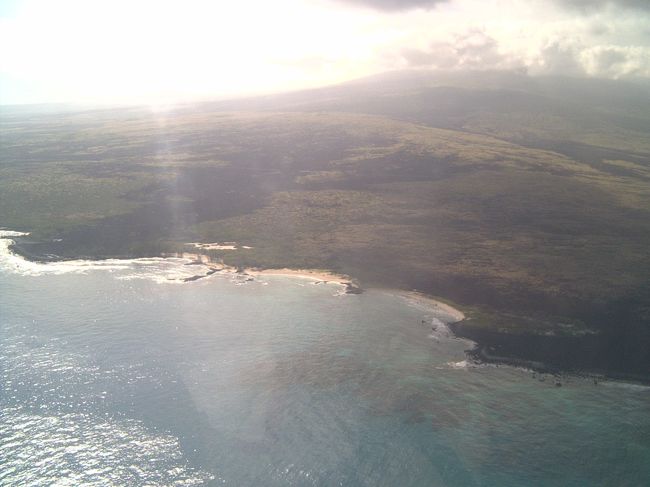 海外旅行を何度か経験して、ふと思ったのが「まだハワイは未経験だ」。<br /><br />でも、意外と機会がなくて（新婚旅行で行ったバリもよかったので、アジアンリゾートも興味あった）<br />とくにハワイチャンスがなかったところに、急に、会社のイベントがハワイ島で。<br /><br />いいのか？会社のお金でリゾート地、いいのか？？（笑）<br /><br />ありがたく向かうことに。<br /><br />さらに驚きの事実は、直行便は、なんとキムタクと工藤静香の後ろの席！<br />ドアから出るときも、真後ろに並んだ。うーん、話しかけたら怒られるかなあ？（^^;）<br />ここはオトナの対応で、話しかけず、後ろから隠し撮りのみ（笑）<br /><br />さてハワイ島。<br />本当に火山の島なんだねえ。<br />黒い溶岩だらけの風景に、初ハワイとしては、ちょっとした驚き。<br /><br />でも、ヒルトンのワイコロワハワイアンビレッジは、それだけで一大リゾート。<br />ちょうど生まれて半年の息子を連れて行ったので、一切観光ナシで、<br />ヒルトン内の、船や列車（そんなものまで走っているという広大な広さ）、<br />そして浅いプールでのんびりしました。<br /><br />アクティブな同僚は、火山に上りに行ったけれど、そこは泣く泣くガマン。<br /><br />まあ、会社のイベントのため、一切費用ゼロなので、これ以上の贅沢はありません。<br />しかも、火山にいけないかわりに、スパをプレゼントされました。<br />ありがたや、ありがたや〜。<br />