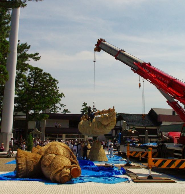 出雲大社と聞いて、真っ先に思い浮かべるのが神楽殿に架かっている日本最大の大しめ縄ではないだろうか？<br />こんな大きなものをどうやって作るのだろう？<br />そんな疑問にお答えするため昨日は飯南町・・、今日は出雲大社に・・と、やって来ました。<br /><br />この大しめ縄は、神楽殿が完成した昭和55年から島根県飯南町の「飯南町注連縄クラブ」に製作を依頼しており、今回のしめ縄は６代目。<br />慎重に作られてきた巨大な2本の縄をクレーンと人力で撚り合わせた大しめ縄を「出雲大社神楽殿」に取り付ける。この最後の大仕事をブログアップすることにより、訪問して下さった皆様方に神聖なしめ縄のご利益をちょっぴりおすそわけします。<br /><br /><br /><br />