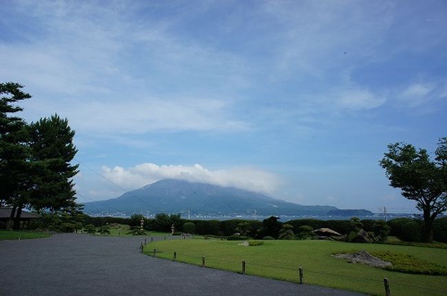 例年は海の日周辺で鹿児島は梅雨が明けるらしい。その情報だけを信じきって、きっと梅雨明けと思い、美味しいご飯と素晴らしい温泉を目的に鹿児島を訪れました。結局2012年は関東甲信越が先に？梅雨明けするというよく分からない事態。結局、鹿児島の天気予報はずっと曇りか雨となってましたが、蓋を開けてみるとほとんど晴れていたという素晴らしい旅でした。1泊目鹿児島市内の城山観光ホテル、2泊目霧島の松苑離れ。食いだおれ、温泉入りっぱなし旅行でした。