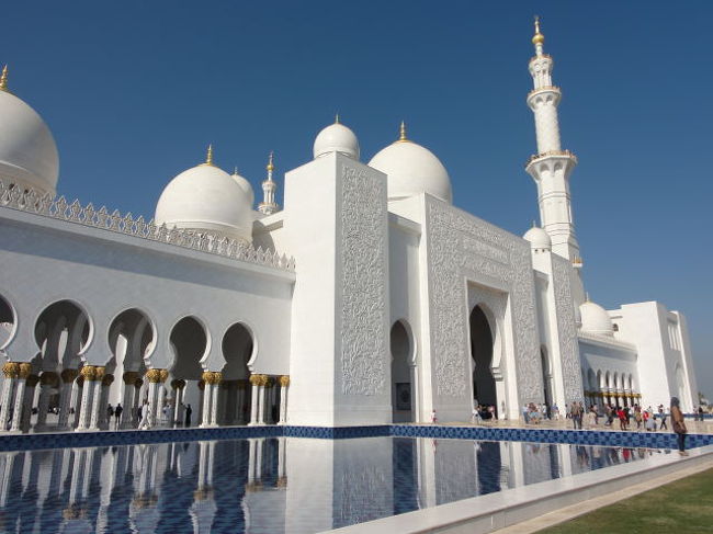 UAE(アラブ首長国連邦)アブダビに行ったらここははずせない。<br /><br />アブダビ郊外の砂漠の真ん中にある2007年に竣工した巨大な宗教建築、Sheikh Zayed Mosque(シェイク・ザイード・モスク)。<br />大きさは世界第3位とか。<br /><br />宗教施設と思えないような贅沢な調度品。広さはサッカー場3面分。<br />スワロフスキーの豪華なシャンデリアや世界最大サイズといわれる大きさのギネスに載ったカーペット、壁の彫刻など、どうやって建物に収納したのか不思議に思います。<br /><br />また、日中の外観は空の青と建物の白のコントラストが最高です。<br /><br />ドバイから1時間かけてこの施設の見学のためにゆく価値は充分にあります。<br /><br />是非もう一度訪れたい施設の一つです。<br /><br />女性が拝観するときには、アバヤ(チャードル?とも)と呼ばれるアラブ人女性の外出着、黒い色の民族衣装を借りて着ることがイスラム教の規則になっていますのでこのとき写真の撮影も可能です。<br />買って帰っても日本で着る予定のない方はこれで充分かもしれません。<br /><br />(ご参考まで)<br /><br />< https://www.youtube.com/watch?v=jdL49BHC3fA ><br />< https://www.youtube.com/watch?v=eEVmmOmU1oE >