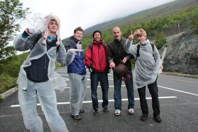 世界中から日本にやってくる旅行者たちと一緒に、富士山観光と登山を楽しむ企画を計画しました。<br /><br />今回参加してくれたのは、デンマークのSune, Bjarke, Lars、メキシコのEmilioとオーストラリアのKira、ドイツのSara、オランダのRick、中国のZhao、フランスのFranck、そして登山にアメリカのNasairとMegも参加してくれました。<br /><br />梅雨明け前の最後の悪天候で半分以上の人たちが、あきらめてバスに戻ってきましたが、それなりに”貴重な経験”になったようです。<br /><br />これから7月、8月と同様の企画を開催していく予定ですが、どんな出会いがありますやら。。。☆<br /><br /><br />※カバー写真は、デンマークの3人組と、オランダのRick