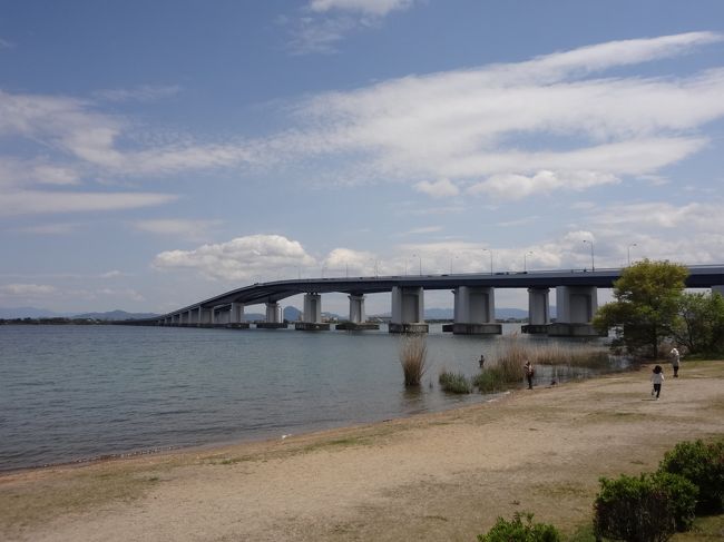 滋賀は、歴史が好きな方には、いろいろと気になるところが多いだろうけれどね。<br />列車の旅に、滋賀はよく使う。米原とか、野洲とか。<br />ドライブだと愛知から京都にいくときに、割と素通りしてしまう機会が多くて、いかんいかん！<br /><br />・米原<br />・草津<br />・甲賀<br /><br />でも草津なんて、電車で旅して終電なくして、駅の外で新聞紙くるまって寝たというネタがある（笑）