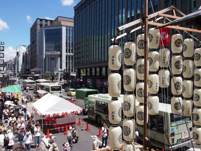 実は「祇園祭」ってのに<br />行ったことがなくてね。<br /><br />だって、ものごっつい混んでるんだもん(爆)<br />しかもあぢぃーし。<br /><br />だが、ふと思いたってネットを見てみると<br />1週間前でもホテルいっぱい空いてるし。<br /><br />ん？景気、悪いのか？(笑)<br />以前は“思いつき”では絶対ムリだったのだが・・・・<br /><br />で、こういうのは“勢い”で行かねば<br />また機会を失うと、酔った勢いで予約完了(爆)<br /><br />じゃ、今回も長くなりますが<br />お付き合いいただければ恐悦至極〜っ