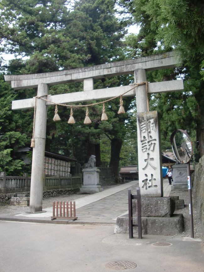 諏訪大社(すわ たいしゃ)下社(しもしゃ)は、長野県諏訪郡に所在する信濃國一之宮神社である。<br /><br /><br />該社、御祭祀は、<br /><br />建御名方神(たけみなかたのかみ)<br />八坂刀売神(やさかとめのかみ)<br />八重事代主神(やえことしろぬしのかみ)<br /><br />の御3柱である。<br /><br /><br />該社は、諏訪湖を挟み上社2社、及び、下社2社が存在し、計4社が鎮座する全国諏訪社1万有余社の総代である。<br /><br />御鎮座、及び、起源に就いては不詳とされるが、我が国に於ける最古たる神社たると数えられ、延長5年(927年)に編纂された延喜式神名帳(えんぎしき じんみょうちょう)に於いて、南方刀美神社(みなみかた とみの じんじゃ)なる記述が存在する。<br /><br />皇室とは、持統女帝(じとう てんのう)(大化元年(645年)〜大宝2年(703年)1月13日)より勅使賜拝を初め、歴代天皇の崇敬篤く拝戴され、更に、神功皇后(じんぐう こうごう)(成務40年(170年)〜神功69年(269年)6月3日)に依る三韓出兵、及び、坂上田村麻呂(さかのうえの たむらまろ)(延長5年(927年)〜天平宝字2年(758年)〜弘仁2年(811年)6月17日)に依る東夷平定に神助を得たとされ、此れが基に、軍神武勇の守護神と崇められるに至った。<br /><br /><br /><br />造営の特徴として、上野國一之宮 貫前神社に於ける貫前造と並び、該社に於ける造営を諏訪造と称するが、貫前神社が造営物に対し称するのに対し、諏訪神社は造営物に対する配置を称する。<br /><br />該社は4ヶ所の神社の総称であり、諏訪湖を挟み約10キロ四方に存在し、上社2社に対し、上社は前宮、及び、本宮、下社は春宮、及び、秋宮から成立する。<br />然るに、該社には、本来であれば神社に於ける本殿たる建物が存在せず、御神木を神と崇めるのは古代宗教を継続した存在と言える。<br /><br /><br />明治4年(1871年)7月1日 官幣中社別格<br />明治29年(1896年)7月8日 官幣中社<br />大正5年(1916年)12月12日 官幣大社<br /><br /><br />諏訪大社下社春宮(すわたいしゃ しもしゃ はるみや)<br />諏訪郡下諏訪町大門1−193<br /><br />諏訪大社下社秋宮(すわたいしゃ しもしゃ あきみや)<br />諏訪郡下諏訪町上久保1−5828<br /><br /><br />http://suwataisha.or.jp/<br /><br /><br /><br />表紙写真は諏訪大社下社春宮弐之鳥居、及び、終戦直後に官幣大社が折損された社号標