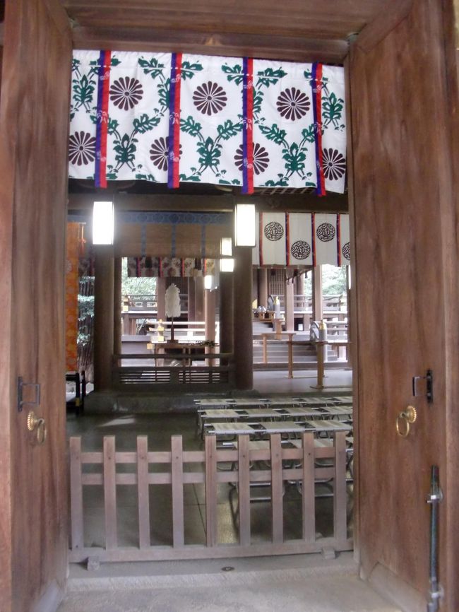 氷川神社（ひかわ じんじゃ）は、埼玉県さいたま市大宮区に所在する武蔵國一之宮神社である。<br /><br /><br />第５代孝昭帝（こうしょう てんのう）御代３年（前４７３年）４月末日に於ける記述に、出雲國氷ノ川上に鎮座する杵築大社を遷し、氷川神社の神号を賜ふと伝承され、此れの氷川とは、出雲國斐伊川（ひかわ）に因む命名とされている。<br /><br /><br />該社の御祭祀は、<br /><br />須佐之男命（すさのおのみこと）<br />稲田姫命（いなだひめのみこと）<br />大己貴命（おおむちのみこと）<br /><br />の御３柱である。<br /><br /><br />何れも出雲國が母体神である。<br /><br />即ち、神紋が八重紋たる事から、氷川神社の祖は出雲國たる事は紛れも無い事実であり、古代期に於ける出雲國への大和朝廷進出の煽りを受け、早くに大和朝廷に従属した出雲族達に対し、東夷平定の為に坂東に渡来土着させたとの解釈も成立し得ると推定される。<br /><br /><br />公史料上に於ける該神社初見は、平安期たる大同元年（８０６年）編纂の新抄格勅符抄（しんしょうちょくふしょう）に於いて、天平神護２年（７６６年）７月２４日記述に、武蔵國に於いて唯一朝廷より封戸３戸が寄進された旨の記録が存在する。<br /><br />延長５年（９２７年）に編纂された延喜式神名帳（えんぎしき しんめいちょう）に於いて、氷川神社 名神大月次新嘗（めいじんだいつきなみ にいなめ）なる記述が存在し、当時の武蔵國に於ける他式内社が全部小社格に列せられているにも拘らず、該社は名神大社たる待遇を受けている。<br /><br />日本三代実録（にほん さんだいじつろく）（延喜元年（９０１年）には、<br />天安３年（８５９年）１月２７日 従五位上<br />貞観５年（８６３年）６月８日 正五位下<br />　　　７年（８６５年）１２月２１日 従四位下<br />　　１１年（８６９年）１１月１９日 正四位下<br />天慶２年（８７８年）１２月２日 正四位上<br />の記述が在り、武蔵國に於いて最上位たる事が観られる。<br /><br /><br />古代期に於ける奉斎氏族は丈部（はせべ）氏である。<br /><br />平安中期編纂の　続日本記（しょく にほんき）（延暦１６年（７９７年）に於いて、丈部直不破麻呂（はせべのつかのあたいまろ）(生没不詳）は、藤原仲麻呂（ふじわらの なかまろ）（慶雲３年（７０６年）〜天平宝字８年（７６４年）１０月２１日）が恵美押勝（えみのおしかつ）と改名後、叛乱事件を起こした恵美押勝ノ乱（天平宝字８年（７６４年））鎮圧に功績に拠り、同年１０月７日に外従五位下に叙された事は、前述３戸寄進受領の前提となるものと考えるべきである。<br />不破麻呂は神護景雲元年（７６７年）１２月８日に、武蔵國造に任命され文字通り武蔵國筆頭たる身分を得る。<br /><br />不破麻呂子孫とされる武蔵武芝（むさしの たけしば）(生没不詳）は、将門記（しょうもんき）に於いて、天慶の乱（てんぎょうのらん）（天慶元年（９３８年））の際に興世王（おきよおう）鎮定の記述が現存する。<br /><br /><br />鎌倉期に於ける風土記稿（ふうどきこう）記述に拠れば、以仁王（もちひとおう）に拠る平家追討令旨を受け、治承４年（１１８０年）に伊豆國に於いて挙兵した源 頼朝（みなもとの よりとも）（久安３年（１１４７年）５月９日〜建久１０年（１１９９年）２月９日）は、武蔵國入国と共に、土肥実平（どい さねひら）（）に対し、該社再建、並びに、社領寄進を実行したが、此れは、当時の武家の台頭と共に律令制度の矛盾が表面化し、京都朝廷に於ける勢力低下が社寺に対する有力保護が覚束無くなり、全国各地に所在した神社、寺院に対する荒廃が顕著になっていた事に他ならない。<br /><br /><br />南北朝に於ける寄進状写に、足利尊氏（あしかが たかうじ）（嘉元３年（１３０５年）８月１８日〜正平１３年（１３５８年）６月７日）は、建武３年（１３３６年）に該社に参詣の際に足立郡大調郷を寄進している。<br /><br />また、該当時に於ける神仏習合に就いて、該社社僧に於ける壇那職を熊野御師浄範が熊野國那智山道賢僧都に譲渡する旨、應安元年（１３３６年）の檀那職譲状に記述が存在する事から、即ち、当時の該社に有力修験が存在した事が立証可能であり、男体社、女体社、及び、簸王子社の３社をして氷川大明神（ひかわ だいみょうじん）と称していた事は熊野三所権現影響下に在り、神道勢力より仏教勢力が強大だった事を示すものである。<br /><br />戦国末期、相模國小田原城主 北條氏直（ほうじょう うじなお）（天文７年（１５３８年）〜天正１８年（１５９０年）８月１０日）は、該社に対し、元亀３年（１５７１年）に諸人違乱の禁制（しょにん いらんのきんぜい）を発したが、該当時の該社内神仏間に死者が生じるほど勢力争いが激化し、深刻な状態になっていたものと推定される。<br /><br /><br />徳川家も氷川神社を崇敬したが、徳川家康（とくがわ いえやす）（天文１１年（１５４３年）１月１３日〜元和２年（１６１６年）６月１日）は、江戸入府の翌年天正１９年（１５９１年）に足立郡高鼻村１００石寄進を皮切に慶長９年（１６０４年）には該郡上落合村２００石を加増寄進した。<br /><br />徳川幕府は足立郡に当時１２平方キロメートルに亙り所在した見沼（みぬま）を新田開拓に役立てるべく干拓事業を立案し寛永６年（１６２９年）に造成開始し享保１２年（１７２７年）に竣工させたが、無沼溜井造成の為に水没朱印地が発生した為に、該水没地５１石の代替地として承應３年（１６９６年）に、新開村、田島村計４６石、及び、大宮本村４石が代替朱印地として付与され、社領を以って社殿造営、及び、修復に充当されたが、享保年間（１７１６〜１７３６年）ともなると、幕府も財政困窮化が深刻な状態となり、第８代将軍 徳川吉宗（とくがわ よしむね）（貞享元年（１６８４年）１１月２７日〜寛延４年（１７５１年）７月１２日）は、享保の改革（きょうほのかいかく）の一環として財政窮乏から社寺修復料助成を廃止した為に、明和元年（１７６４年）に、該社は修復料調達を理由に寺社奉行に対し富突興行願書、即ち、富籤販売許可願を提出し江戸深川法乗院に於いて実施した。<br />富突興行とは、箱内の板札を銛で突き刺し取り出された札番号を当選としたもので、昨今に於ける宝くじと同じであるが、幕府は派手な行動が目に余るとして富突興行を度々禁止したが、庶民人気が衰える筈も無く、該収益は莫大とされた。<br /><br /><br />該社は、王政復古の大号令と共に廃仏毀釈の渦に巻き込まれ、慶應４年（１８６８年）７月に神仏分離令が発せらると同時に、境内に存在した観音寺社僧 隆山は明治元年（１８６８年）１０月に満福寺に退去させられると同時に、該寺に安置されていた氷川大明神 本地聖観音像は川島町高徳寺に移設を余儀無くされる。<br /><br /><br />明治天皇（めいじ てんのう）（嘉永５年（１８５２年）１１月３日〜明治４５年（１９１２年）７月３０日）は、明治維新と共に江戸から改名されたばかりの東京に京都から遷奠されたが、明治元年（１８６８年）１０月１７日に勅書を発布し、新政府が祭政一致の方針に基き、該社をして 武蔵國鎮守勅祭社 と定義し、明治維新に於ける意義と、その後に於ける明治国家の在り方を規定した。<br /><br />勅ス<br />神祇ヲ崇メ祭祀ヲ重ンスルンハ皇國ノ大典ニシテ政教ノ基本ナリ<br />然ルニ中世以降政道漸ク衰エテ祀典挙ラス 遂ニ綱紀ノ不振ヲ馳致セリ<br />朕深ク之ヲ慨ク<br />方今更始ノ秋 新ニ東京ヲ置キ親臨シテ政ヲ視 将ニ先ス祀典ヲ興シ綱紀ヲ張リ以テ祭政一致ノ道ヲ復サントス<br />乃チ武蔵國大宮驛氷川神社ヲ以テ当國ノ鎮守ト為シ親幸シテ祭ル<br />自今以降歳コトニ奉幣使ヲ遣シ以テ永例ト為サン<br /><br />明治天皇は同年１０月２８日に該社を行幸され、天皇御自身をして御親祭を執行された。<br /><br /><br />昭和１５年（１９４０年）は、神武帝（じんむ てんのう）（庚午元年（前７１１年）２月１３日〜神武７６年（前５８５年）４月９日）が、神武元年（前６６０年）２月１１日に大和國橿原に於いて即位をされ２６００年目たるを記念し、該社は国営造営工事として内務省神社局主導の下に大規模な造営改築工事が実施され面目を一新する。<br /><br /><br /><br />明治４年（１８７１年）７月１日 官幣大社指定<br /><br /><br /><br />表紙の写真は 氷川神社本殿<br /><br /><br />さいたま市大宮区高鼻町１−４０７<br />?： ０４８−６４１−０１３７<br />３月１日〜４月３０日 ９〜１０月 ５：３０〜１７：３０<br />５月１日〜８月３１日 ５：００〜１８：００<br />１１月１日〜２月２８（２９）日 ６：００〜１６：３０<br />東北本線さいたま新都心駅東口 徒歩３０分