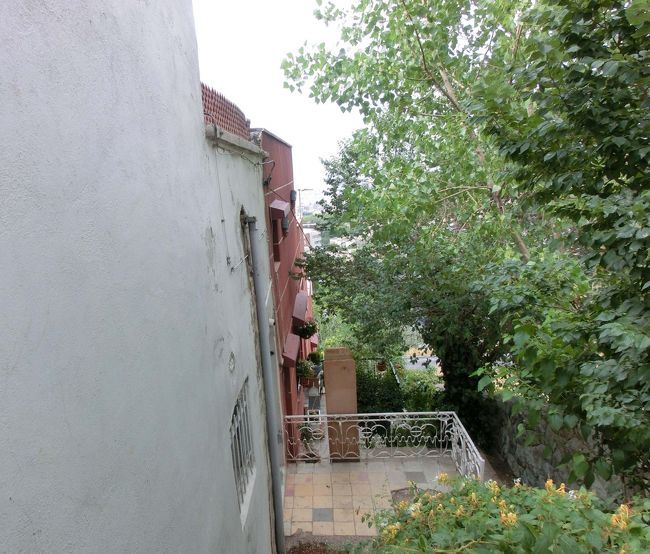テヘラン2日目は陶芸家の幸兵衛先生ということで、<br />タイルの工房とカリグラフィーの芸術家ナザリ・ナウリ氏のお宅を<br />訪問することになりました。<br />タイルの工房はテヘラン郊外の街を一望できる高台にありました。<br />入り口は階段を降りていったところにありました。<br />