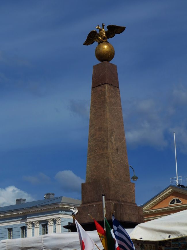 ヘルシンキ（フィンランド語：Helsinki）は、フィンランド共和国の首都。北欧有数の世界都市。フィンランドの南部（北緯60度10分、東経24度56分）に位置し、バルト海の最奥、フィンランド湾の北、多島海のヘルシンキ湾に面している。別名「バルト海の乙女」。<br /><br />1550年、スウェーデン国王のグスタフ1世によって、バルト海貿易の中枢であったハンザ同盟都市でエストニアの首都タリンに対抗する目的で建設された港湾都市。命名の由来には諸説あるが、（川の狭まった場所）の意味などとされる。<br /><br />長い間バルト海の他の都市に圧されていた小さな港町だったが、スオメンリンナ要塞の建設が、都市の発展の契機となった。<br /><br />ロシアのアレクサンドル1世が1812年にフィンランド大公国の首都をスウェーデンに近いトゥルクからスオメンリンナ要塞のあるヘルシンキに遷都させたことで、フィンランド一の都会へと変貌を遂げることになる。新首都の計画・建設にはロシア皇帝自らの意向が深く反映された。<br /><br />1990年代になってから、ヘルシンキ首都圏の成長率は、ヨーロッパで最も目覚しいものになっている。その一方で、EU加盟国の首都の中では、人口密度がブリュッセルに次いで低く、自然環境の保護にも成功している。<br />（フリー百科事典:ウィキペディア (Wikipedia)」より引用）<br /><br />ヘルシンキについては・・<br />http://www.visithelsinki.jp/<br /><br />北欧は、北ヨーロッパのなかで、文化・歴史的な共通点でくくられた地域である。<br />デンマーク（Denmark　DNK　）・ノルウェー（Norway NOR　）・スウェーデン（Sweden　SWE　）の三ヶ国は特にスカンディナヴィアと呼ばれる。フィンランド（Finland　FIN　） アイスランド（Iceland　ISL　）を加えた五ヶ国をいう。<br /><br />北欧ゴールデンルート4カ国周遊10日間<br />2日目　　　5月31日（木）<br /> 08:30；ホテル発。ヘルシンキ市内観光（約４時間３０分）<br />（フェリーにて【世界遺産】○スオメンリンナ島観光◎テンペリアウキオ教会、<br />○シベリウス公園、○大聖堂）  途中、雑貨店にてショッピング。<br />13：30；昼食レストラン（カラクッコ）<br />14：30；トゥルクへ（約１６４ｋｍ、約３時間）。<br />17：15；トゥルク市内観光（約１時間）　（○トゥルク城、○大聖堂）。<br />20：15；　タリンク・シリヤライン・ギャラクシー号にてストックホルムへ　<br />　バルト海１泊のクルーズ　　夕：スモーガスボード<br />【宿泊地：船中泊】　　シリヤライン・ギャラクシー号　≪デラックスクラス・海側船室≫<br /><br />