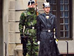北欧GR16　 SWE-3　ストックホルム王宮、衛兵交代式で　☆堂々の行進まぢかに