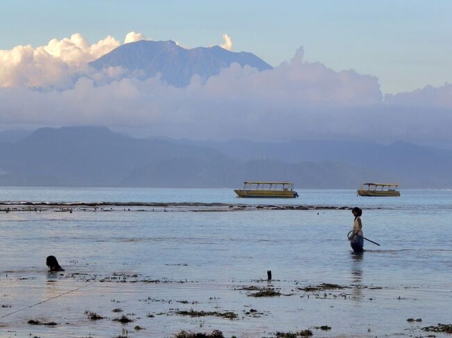 http://wikitravel.org/en/Nusa_Lembongan<br /><br />不思議な島だった。<br /><br />まるでクリームソーダみたいな紺碧い海と白い波頭、マングローブ、そして---、<br /><br />海草。<br /><br />幻想的すぎて夢との境目が希薄になり、どんどんスローモーションになる。<br /><br />あの小さな島で何故かいくら走っても抜け出せない道。<br /><br />小高い岬を駆け上がった急カーヴ。突然開けた景色はまるで雲の上から見下ろしてるようだった。<br /><br />今でも定かではないのだが、もしかしてあの時おいらはガードレールのない崖へ飛び出して死んでしまってるんじゃないかと疑いつつ、日常に戻っている。<br /><br /><br />☆写真はレンボンガン島タマリンドベイから眺めたアグン山<br /><br />☆1-7まで長編です。よろしくお願いします。<br />