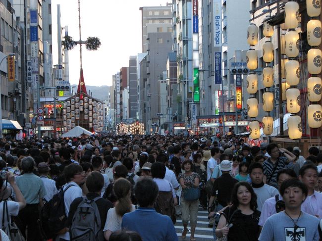 2012年の京都祇園祭へ初めて行ってきました。いろいろと話は聞くけど、実際に見てみないとわからないという事で、宵山と山鉾巡行へ行ってきました。<br />初めて行くにあたって、まず上に上がれる山鉾に上がってみたい。（お囃子の人の雰囲気を味わいた！）<br />珍しい鉾を見てこよう！（かまきりのからくり？があるらしい）、ちまき売りの子供たちを見てこよう（雰囲気のある風景）を目標に計画。<br /><br />京都祇園祭、宵山編　夜の部です。<br />四条通りから、回ります。<br />