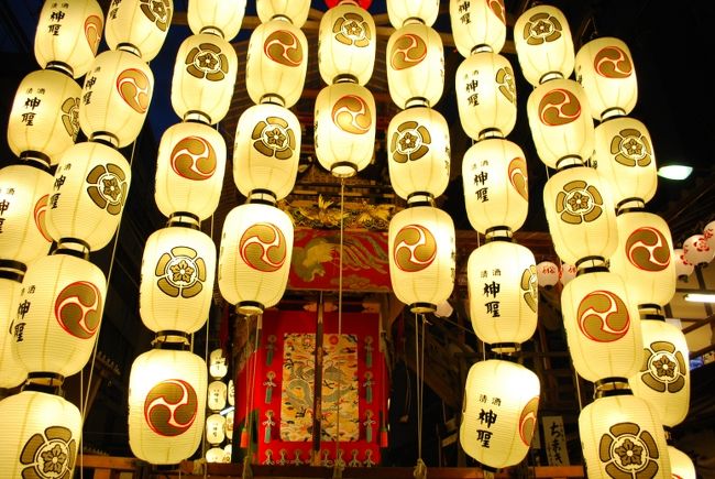 初めての祇園祭。その２は宵山。<br /><br />日が暮れても暑い京都、人ごみの中を、駒形提灯の灯りを追いながら山鉾町を回りました。<br /><br />表紙写真は、船鉾の駒形提灯。