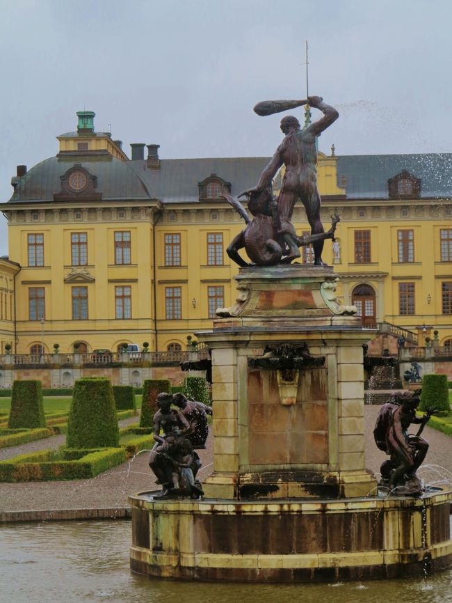 ドロットニングホルム宮殿は、スウェーデン・ストックホルム郊外のローベン島にある離宮である。この宮殿は、スウェーデン王カール11世の母后ヘトヴィヒ・エレオノーラの命によって1662年に建設が始められ、1686年に完成した。<br />庭園にはバロック様式が採用された。ドロットニングホルム（Drottningholm）はスウェーデン語で「王妃の小島」を意味する。「北欧のヴェルサイユ宮殿」の勇名を馳せる。<br /><br />この宮殿は、1744年に結婚したホルシュタイン＝ゴットルプ家のアドルフ・フレドリクとプロイセン王女ロヴィーサ・ウルリカに結婚祝いとして、当時のスウェーデン国王フレドリク1世からプレゼントされた。ロヴィーサ・ウルリカは啓蒙主義思想を持つ優れた才女で、彼女の手によってドロットニングホルム宮殿はさらなる発展を遂げる。この時代にギャラリーや図書館、劇場が増築され、スウェーデンにおける啓蒙時代を作り上げた。<br /><br />ロヴィーサ・ウルリカの息子で1771年に国王となったグスタフ3世もドロットニングホルム宮殿を愛し、華やかな文化活動が行われた。グスタフ3世は毎年この宮殿で演劇や舞踏会などを催した。この時代のスウェーデンは「ロココの時代」と呼ばれている。<br /><br />ドロットニングホルム宮殿はグスタフ3世の死後、次第に使用される事がなくなった。しかしそのために、王領地の自然は保たれた。1982年に現国王カール16世グスタフは、ストックホルム旧市街の王宮から環境のよいこの地に王家の住居を移した。1991年には、ドロットニングホルム宮殿を含む王領地がユネスコの世界遺産に登録された。王家の住居を除いて一般に公開されており、観光地としても有名である。毎年夏には観光客用に演劇やオペラが上演される。<br />（フリー百科事典:ウィキペディア (Wikipedia)」より引用）<br /><br />ストックホルムの観光については・・<br />http://japan.stockholmtown.com/<br /><br />北欧は、北ヨーロッパのなかで、文化・歴史的な共通点でくくられた地域である。<br />デンマーク（Denmark　DNK　）・ノルウェー（Norway NOR　）・スウェーデン（Sweden　SWE　）の三ヶ国は特にスカンディナヴィアと呼ばれる。フィンランド（Finland　FIN　） アイスランド（Iceland　ISL　）を加えた五ヶ国をいう。<br /><br />北欧ゴールデンルート4カ国周遊10日間<br />3日目　　　６月１日（金）<br /> 06：10；ストックホルム着。<br />ストックホルム市内観光（約２時間）<br />（◎市庁舎、○王宮、○ガムラスタン、○フィヤールガータン〈展望台〉）。<br />11：00；昼食レストラン（中華料理）<br />【世界遺産】ドロットニングホルム宮殿観光〈約１時間〉。<br />観光後、ソレンチューナへ。（約１5ｋｍ）<br />15：00；ホテル着。　　　夕：ホテル<br />【宿泊地：ソレンチューナ泊】　スカンディック ホテル　スター　ソレンチューナ<br /><br />