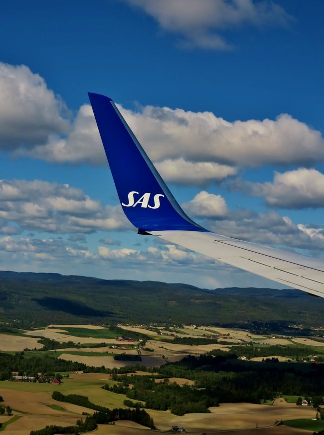 ストックホルム・アーランダ空港（Stockholm-Arlanda Airport）は、スウェーデンの首都、ストックホルムの北42km及びウプサラの南東28kmに位置する国際空港である。<br />空港の規模は、ヨーロッパでは6番目、スウェーデン国内では最大である。スカンジナビア航空のハブ空港のひとつであるが、日本（成田）線を含む長距離路線はデンマークにあるコペンハーゲン国際空港発着便が多い。<br />（フリー百科事典:ウィキペディア (Wikipedia)」より引用）<br /><br />オスロ空港（ノルウェー語: Oslo lufthavn, Gardermoen）は、ノルウェー王国の首都、オスロの47キロ北方にある国際空港である。正式名称はガーデモエン空港(Gardermoen Airport)である。ノルウェー・エアシャトルの本拠地である。<br />敷地面積は13平方キロメートル。アトランタ方式に基づき、2本の平行滑走路と、一直線に並んだ2つのコンコースを持つターミナルを備える。<br />旅客ターミナルは延長819メートル、建築面積148,000平方メートルである。木材、金属、ガラスの素材感を生かしたデザインで、航空会社にもデザインルールに従うことが義務づけられている。国内線17、国際線17の、合計34の搭乗口があり、その他に駐機場が18ある。<br />（フリー百科事典:ウィキペディア (Wikipedia)」より引用）<br /><br />SK487便については・・<br />http://ja.flightaware.com/live/flight/SAS487<br /><br />北欧は、北ヨーロッパのなかで、文化・歴史的な共通点でくくられた地域である。<br />デンマーク（Denmark　DNK　）・ノルウェー（Norway NOR　）・スウェーデン（Sweden　SWE　）の三ヶ国は特にスカンディナヴィアと呼ばれる。フィンランド（Finland　FIN　） アイスランド（Iceland　ISL　）を加えた五ヶ国をいう。<br /><br />北欧ゴールデンルート4カ国周遊10日間<br />4日目　　　６月２日（土）<br />08：00；ホテル発。<br />10：30ストックホルム発。スカンジナビア航空（SK―0487）にてオスロへ（1時間）　　<br />11：25；オスロ着<br />12：00；昼食レストラン（ビーフ料理）<br />オスロ市内観光（約２時間）（【フィヨルド１】オペラハウスより【フィヨルド１】オスロフィヨルドの眺望〈約１５分 ○フログネル公園） ○王宮〉途中、雑貨店にてショッピング<br />17：45；ガルデモンへ（国立美術館はスト休館のため中止）<br />1６：30；ホテル着。　　　　夕：ホテル（ポーク料理）<br />【宿泊地：ガルデモン泊】　トーン エアポート　ホテル <br />