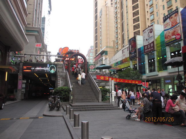 上海で一番賑やかな南京路。南京東路は先月訪問した際に歩いているので、今日は西路の方を歩くことにする。丁度人民広場を真ん中にして東西に分かれているので、歩きやすい。小鳥店の立ち並んでいる江&#38452;路（江陰路）の上を走る高速道路（東西高架路）に沿って歩いて行くと南京西路に出る。<br /><br />この通りも東路同様古くから開けた通りで、道路の両側には戦前の古い建物などが少しばかりは残されている。しかし大方は立て直されていて、近代的な中高層ビルになっている。そんな中で「上海建工」の大きな囲いの中から響いてくる重機の音がかしましい。東京ドーム程の大きな敷地をパネルで囲み、中では土彫り掘削、パイル打ち、整地作業など、これからここに又何棟もの超高層ビルが建設されるのだろう。敷地内にあるプレハブの作業員宿舎の数を見ても、ここがどれ程大きなプロジェクトなのか想像もつく。３年後に又この西路を歩く楽しみが又できた。<br /><br />この大きな通りと並行して裏側には歩行者専用の遊歩道（ショッピングモール）などもあって、小路の両側には高級そうな小売店やレストランが並んでいて、人通りも多い。その賑やかさは東路に引けを取らない。ちょっとしたお茶屋に入った処、日本語で話しかえられたりしたので、この辺りにも日本人客がやってくるのかも知れない。<br /><br />今日もまた朝から良く歩いた。ショッピングモールを歩き続けるのも疲れてきた。一旦ホテルまでタクシーで帰る。タクシー代は初乗りで１４元、２００円もしない。タクシーや公共交通機関は日本と比べるとまだまだ安い。安いのは旅行者にとっては大助かりだ。チップが必要ないのも面倒くさくてなくて良い。この町には段々慣れてきた。