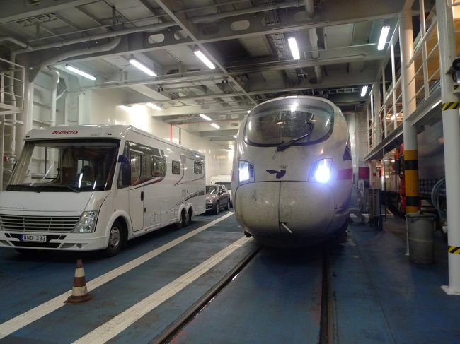 仲良くフェリーで隣り合う電車(レールに注目)とキャンピングカー<br /><br />数えてみたら7カ国。7過酷ともいえるかもしれない。<br />第1日目の ドイツ入国~リューベック、渡り鳥ライン<br />デンマークに入り、コペンハーゲンで折り返し、ベルリンに戻るまで(笑)
