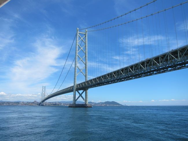 淡路島の旅二日目です。<br />往路はバスで明石海峡大橋を渡ったので、復路は船で下から橋をくぐって明石の街をぶらぶらします。<br />