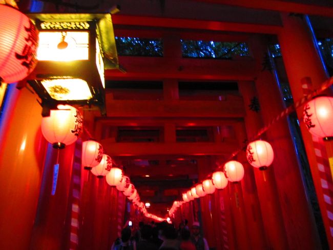7/21(土)<br />稲荷神社には子供のころからよく行きましたが、夜に行ったのは初めてです。<br />とてもとても冷えた気持ちになりました。。。<br />楽しかったけどどこか恐ろしいような、でもほっこりした気持ちでもありました。<br />不思議な空間でしたー。<br /><br />しかし、まさに「日本の縁日」というような風景なので、ぜひ一度行かれると楽しいと思います!!<br /><br />7/22(日)<br />河原町の南座で、坂東玉三郎演出、鼓童の「打男」という舞台を見に行きました。<br />すごく迫力があり、笑いありで楽しい一時間半でした!