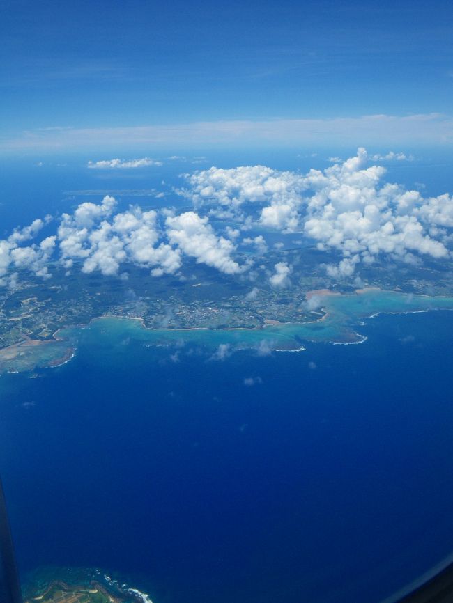 沖縄の慶良間諸島の中心は座間味島、あるいは渡嘉敷島です。<br /><br />このふたつの島は行政区も違いますし、それぞれ独立した行政や経済を営んでいます。<br />それに比べて阿嘉島は人口も座間味島の半分ほどですし、座間味の弟分といった風情です。<br /><br />しかし、実は阿嘉島には上記二島はもちろん沖縄本島以上に戦略的な価値があるというお話を聞きました。<br /><br />それを体感すべく研究施設を訪れました−−−−。<br /><br />＞＞＞＞＞＞＞＞＞＞＞<br /><br />9日間にわたったバカンスも最終日を迎えます。<br />阿嘉島でお世話になった宿の方々に見送られて船がでます。<br /><br />那覇から飛び立って、旅の終わりの感慨がこみ上げてきました。