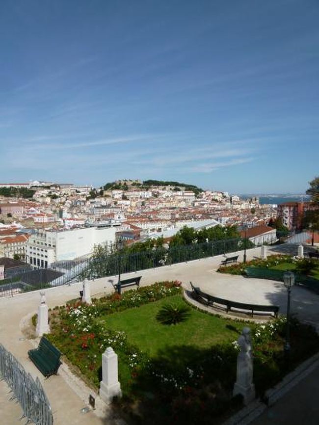 優雅なポルトガル旅・憧れのマデイラ島でバカンス♪　Ｖｏｌ５３（第４日目午後）　☆リスボン：「サン・ペドロ・デ・アルカンタラ展望台」から黄昏のリスボンを眺めて♪