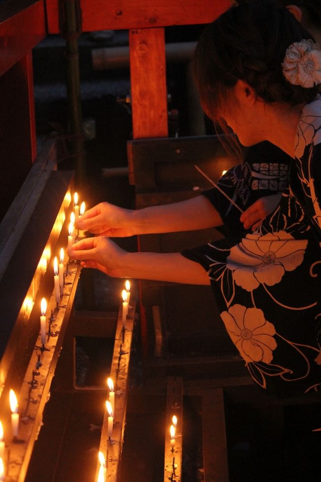 下鴨神社では，暑さ厳しい土用の丑の日に御手洗祭が行われます。<br /><br />御手洗祭は井上社(御手洗社)の例祭で，別名「足つけ神事」ともいわれます。<br />御手洗池に足をつけて知らず知らずに身に付いた罪や穢れを祓い，神の水に浸ることでその霊力をいただき，心身の生命力を甦らそうというお祭りです。