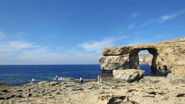 地中海に行ってみたい！！ということで一人旅でマルタに行ってきました。<br /><br />マルタ島旅行中に、日帰りツアーでゴゾ島に行きました。<br /><br /><br /><br /><br />★旅行日程★<br />9月23日（金）深夜　エミレーツ航空にて出発<br />9月24日（土）　　　ゴゾ島　１日ツアー<br />9月25日（日）　　　シチリア島日帰りツアー<br />9月26日（月） 午前　語学学校<br />　　　　　　 午後 ヴァレッタ散策<br />9月27日（火）午前　語学学校<br />　　　　　　　午後　タルシーン神殿　ハイポジウム<br />　　　　　　　　　　マルサシュロック<br />9月28日（水）午前　語学学校<br />　　　　　　　午後　ヴァレッタで考古学博物館<br />　　　　　　　　　　ヴィクトリオーザ散策<br />9月29日（木）午前　語学学校<br />　　　　　　　午後　ヴァレッタでSt. jhone&#39;s Cathedral<br />スリーマで海水浴<br />9月30日（金）午前　語学学校<br />　　　　　　　午後　イムディーナ　ラバト<br />10月1日（土）午前　セングレア<br />　　　　　　　午後　帰国へ<br />　　　　　　　　　　