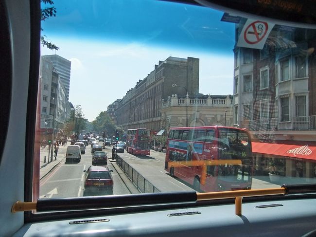 知らない街を移動するには公共交通機関を使いこなさねば！一番ロンドンっぽいのはダブルデッカーの2階から街並みを眺めながらの移動<br /><br />Oysterカードを購入して、地下鉄・バスは楽々移動