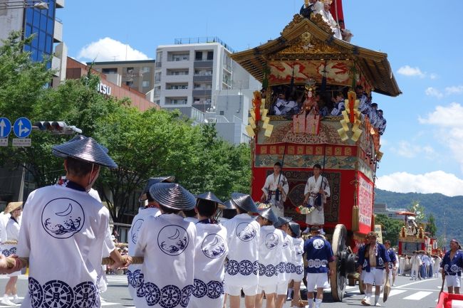 初めての祇園祭。御池通の観覧席から、山鉾巡行の全てを参観しました。<br /><br />前編は先頭の長刀鉾から１６番の芦刈山まで。１０時２２分、遠くに長刀鉾が見えてからほぼ正午までの１時間半の巡行の様子です。<br /><br />表紙写真は、月鉾と曳子。奥には孟宗山と太子山も見えています。