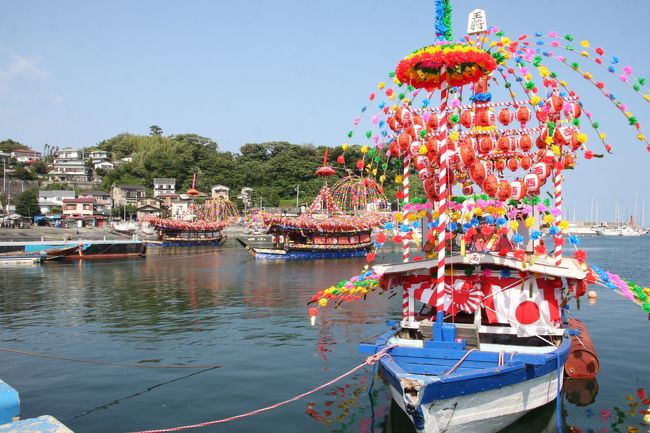 神奈川県真鶴町の貴船神社の祭礼として毎年７月２７、２８日に行われる貴船まつりを見に出掛けました。<br />貴船まつりは、江戸時代前期から続き、日本三船祭りの一つとして知られます。<br />古来、貴船まつりは｢恩返しのまつり｣と言い伝えられてきました。漁業や海運業、石材業界における大漁や安全の祈願とともに、また、それ以上に日常の安泰な活動の営みへの大いなる加護に深い感謝の心を込めて、夏の真鶴の熱気をさらに高めつつ、勇壮･華麗に繰り広げられます。<br />猛暑の中でお祭りをされる方は体力と気合が必要ですが、見物させてもらう方も大変でした。<br /><br />日本三船祭りは、<br />塩竈みなと祭（宮城県）、厳島神社の管絃祭（広島県）と真鶴貴船まつり（神奈川県）といわれます。<br /><br />（真鶴町のＨＰ、お祭りのパンフレットを参考にしています。）