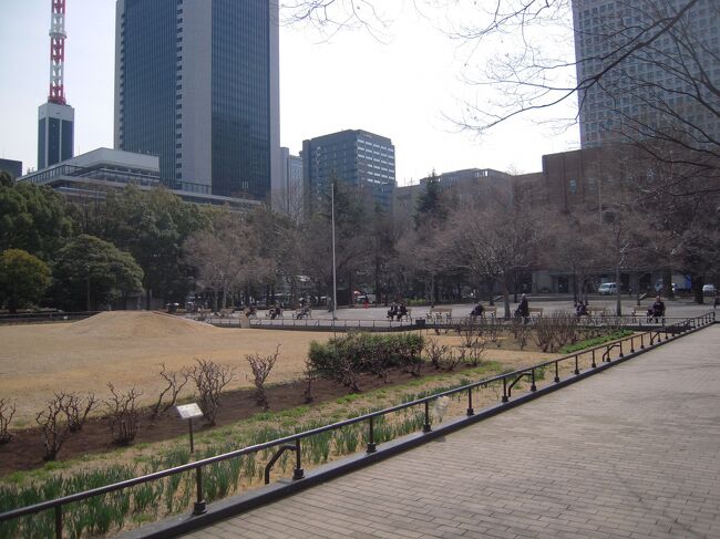 東京メトロ日比谷線・千代田線の日比谷駅からすぐの所に広大な敷地を有する日比谷公園（ひびやこうえん、東京都千代田区日比谷）があります。　　　　　　　　　　　　　　　　　　　　　　　　　　　　　　　　　<br /><br />「日比谷公園は幕末までは松平肥前守等の屋敷地で、明治初期には陸軍錬兵場となっていたところでした。<br />当初から近代的な「都市公園」として計画・設計・造成された本格的な公園であると同時に、日本初の「洋式庭園」として明治３６年（１９０３）６月１日に開園しました。（開園面積１６１，６３６ｍ2）<br />文化の先駆者としての公園設計者（本多静六等）の意気込みが随所に感じられます。そして、それは今日に伝えられ、広く利用されています。<br />今日に至るまで、関東大震災や太平洋戦争により大改修をおこなってきましたが、心字池（しんじいけ）・第一花壇や雲形池周辺は開園当時の面影がそのまま残っています。<br />花壇には一年中、色鮮やかな四季の花が咲き、公園を訪れる人々の憩いの場になっています。」（公園内案内板）<br /><br />仕事がら電車や地下鉄に乗って移動しますが、疲れた後の暫くの休憩には最適の場所のひとつです。<br />自分が訪れた時も備え付けられた多数のベンチに腰掛けて読書する人もいましたし、何もせずただ座っている人もいました。<br />ビルに囲まれた中に広い公園敷地を利用できるという事はひじょうに<br />恵まれていると思いました。<br /><br /><br /><br /><br />