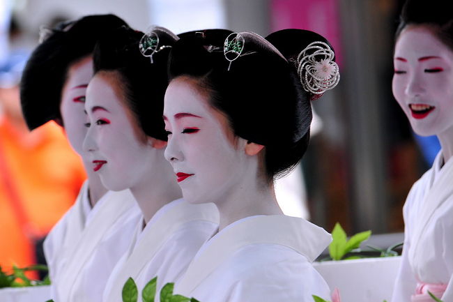 祇園祭の「花傘巡行」が２４日午前10時から<br />京都の夏を彩る祇園祭の花傘巡行が<br />花で飾った傘鉾（ほこ）や花傘の女性たちの<br />華やかな行列が、<br />真夏の猛暑.都大路を優雅に練り歩いた。<br /><br />今回の旅日記のアルバムは..<br />2012「花傘巡行」第一部<br />待機記念撮影/祇園石段下/八坂神社→四条河原町<br />2012「花傘巡行」第二部<br />四条通→八坂神社<br />http://4travel.jp/traveler/isazi/album/10692484/