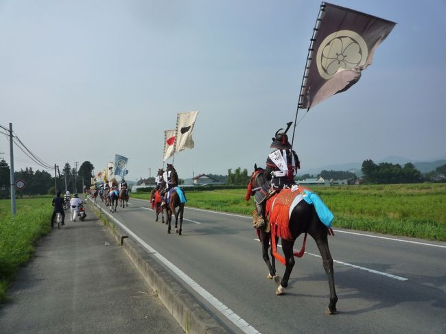 南相馬市の旧原町市は私の両親の故郷。震災後、初めて訪れた。<br />幸いにして近い親戚はみんな無事であったが、母の実家の手前300mくらいのところまで津波が押し寄せて来たらしい。<br />震災の爪痕が生々しい場所も訪れてみたが写真を撮るのも気が引けてしまうくらいの状況。<br />そんな中、今年は震災復興の意気込みを被災地の南相馬の人たちが見せてくださった。<br />野馬追の観覧者も震災前の3万8千人を超える4万2千人だったとのこと。<br />騎馬に乗り、祭りに参加された方々も元気そのもの。<br />私自身、幼い頃に野馬追を一回見たことがあるだけで実質初めて野馬追をみることになる。<br />皆さんも機会があれば是非、南相馬にいらして野馬追をご覧になってみてください。<br />野馬追の魅力が少しでも伝わればと思います。